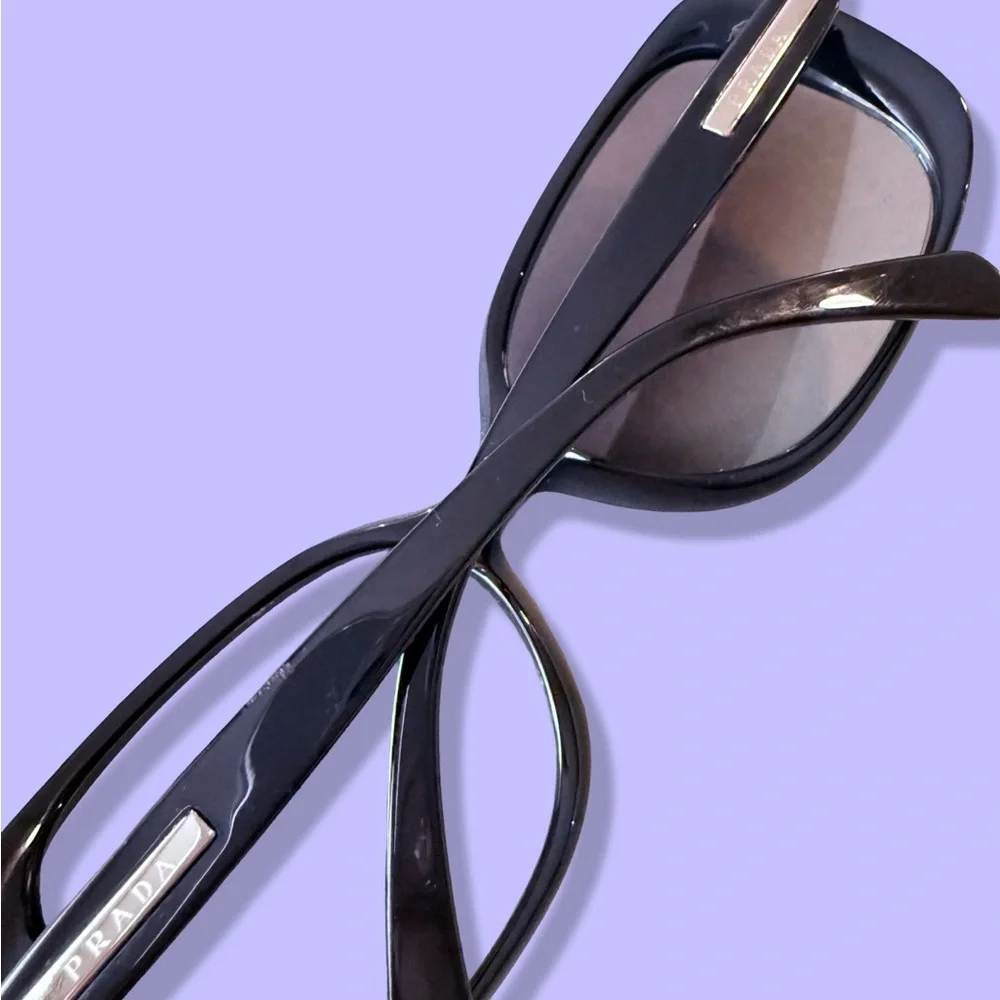 Prada‎ Black Sunglasses with Cream Case - Picture 5 of 5